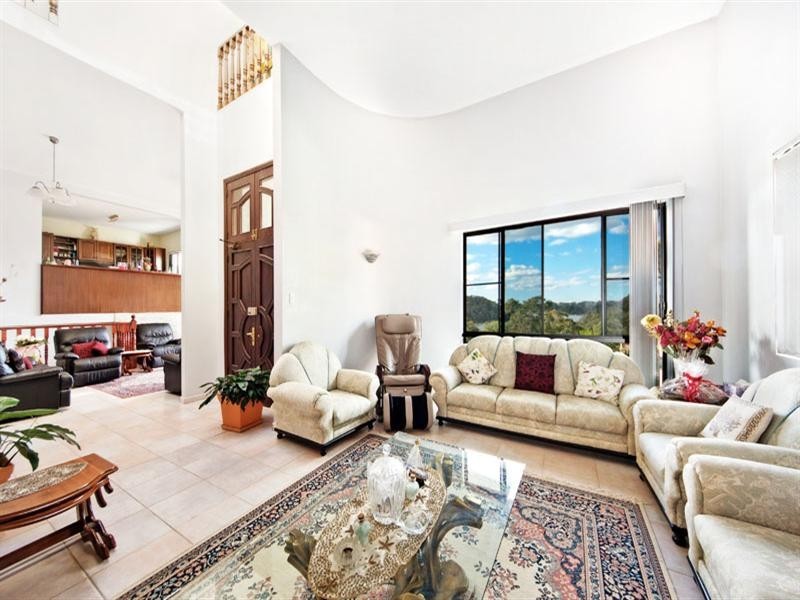 8 McPherson Place, Illawong NSW 2234