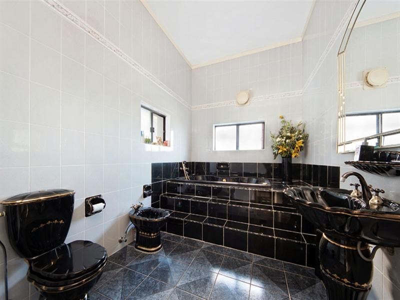 8 McPherson Place, Illawong NSW 2234