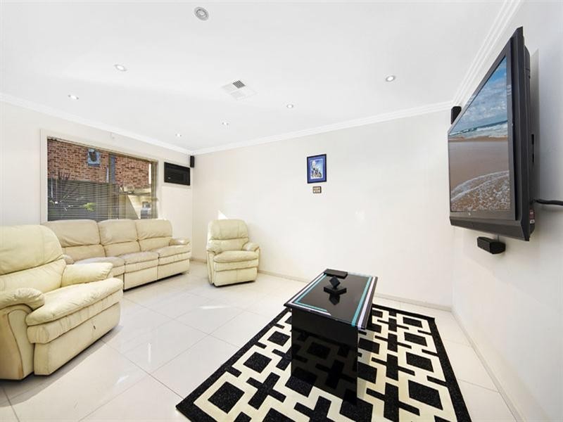 16 Byron Place, Illawong NSW 2234