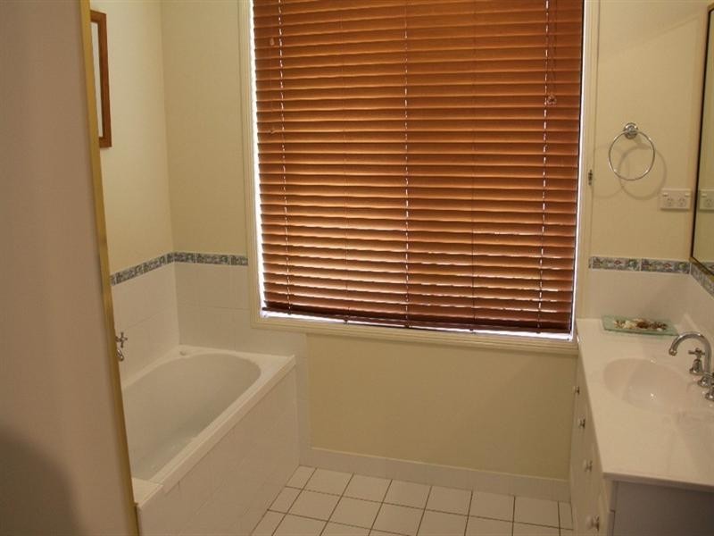 10 Lighthouse Drive, Boyne Island QLD 4680