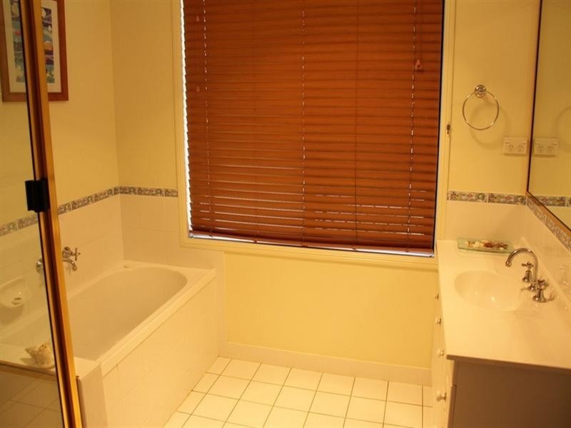 10 Lighthouse Drive, Boyne Island QLD 4680