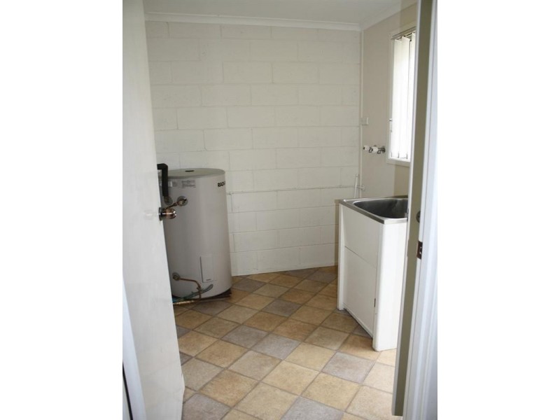 1/8 Hayes Avenue, Boyne Island QLD 4680