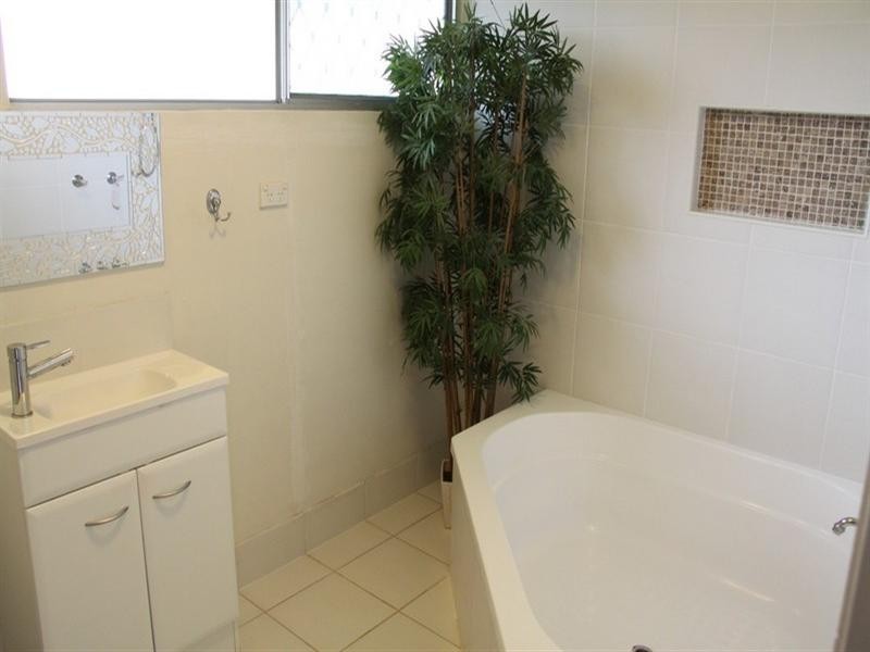 17 Alexander Street, Boyne Island QLD 4680