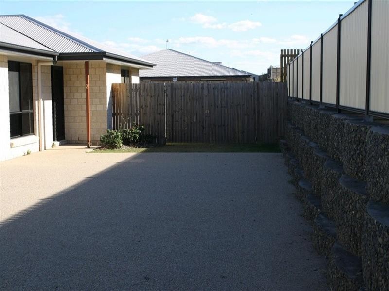 2/18 Bauhinia Street, Boyne Island QLD 4680