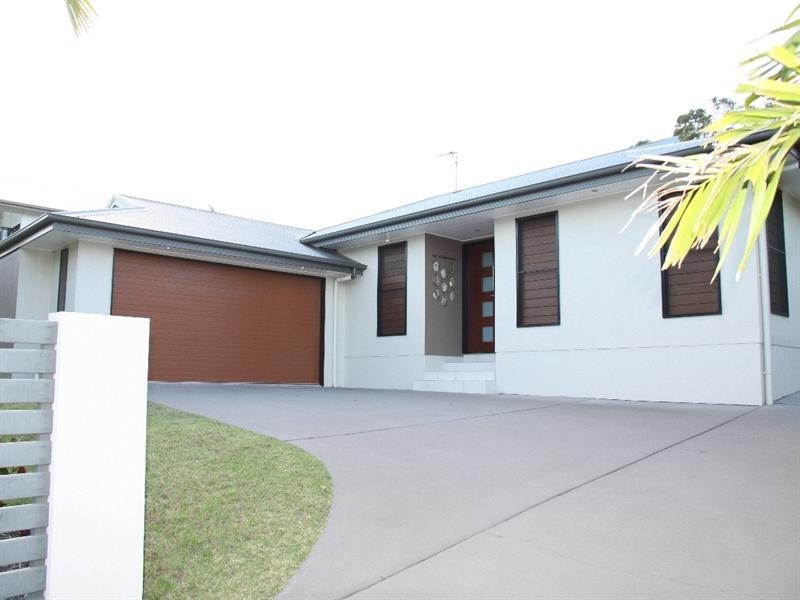 14 Lighthouse Drive, Boyne Island QLD 4680