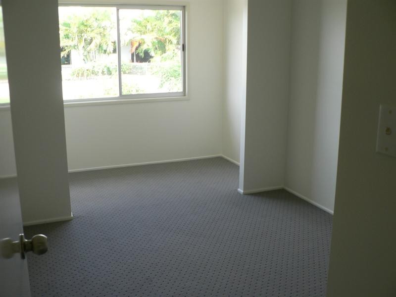 12 Crest Avenue, Boyne Island QLD 4680