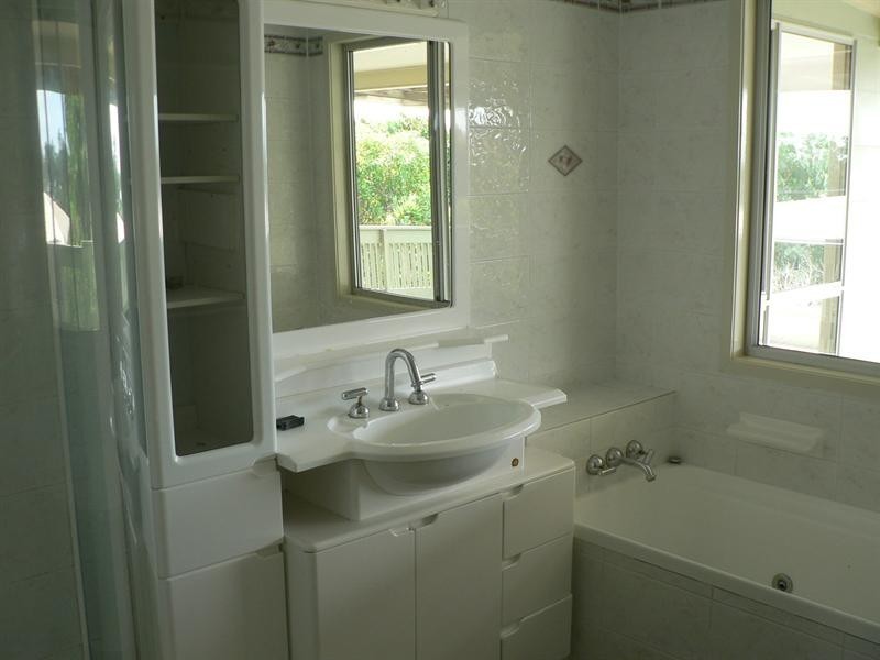 12 Crest Avenue, Boyne Island QLD 4680