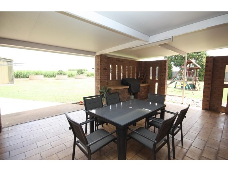 88-90 Munro Street, Brandon QLD 4808