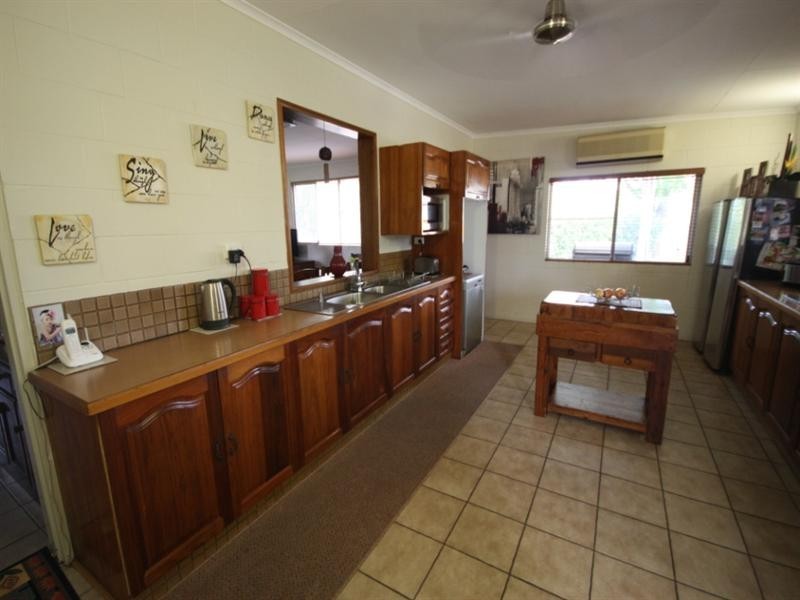 8 Castorina Drive, Mount Kelly QLD 4807