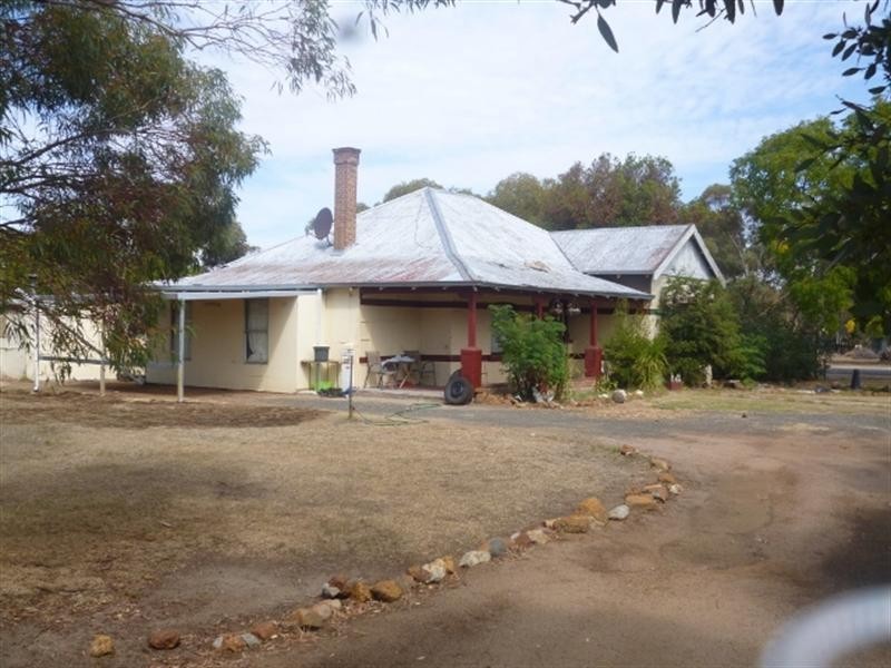 2 Harris Street, Katanning WA 6317