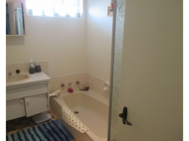 16 Hakea Place, Katanning WA 6317