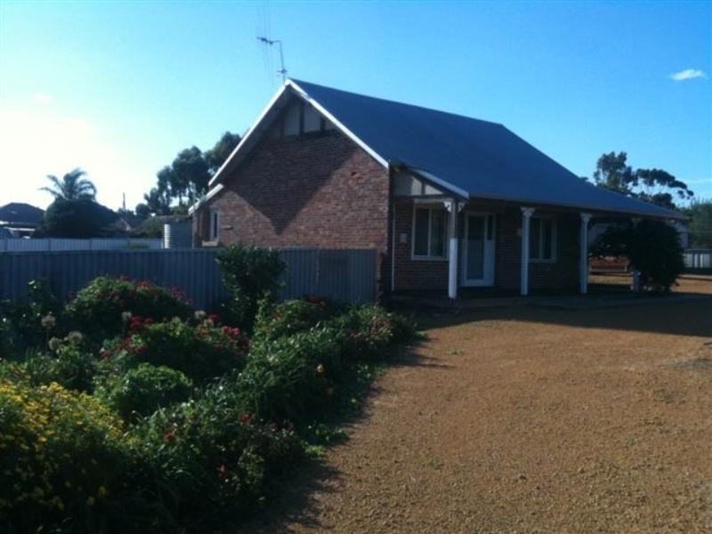 19 Golf Links Road, Katanning WA 6317