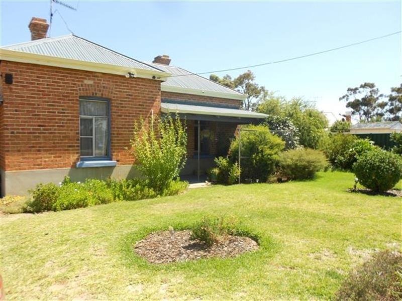 8 Beach Street, Katanning WA 6317