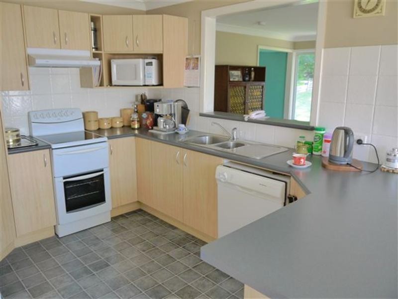 5 Lorraine Avenue, Point Clare NSW 2250