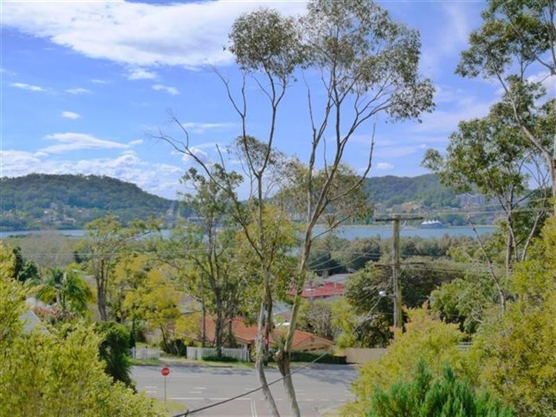 5 Lorraine Avenue, Point Clare NSW 2250