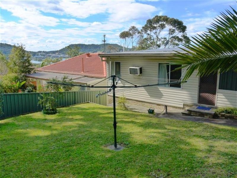 5 Lorraine Avenue, Point Clare NSW 2250