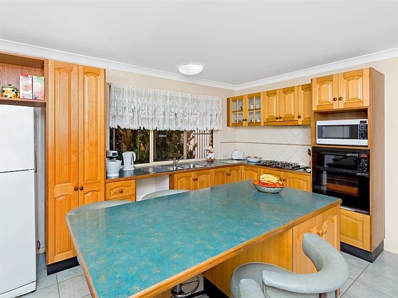 4 Manooka Road, Point Clare NSW 2250