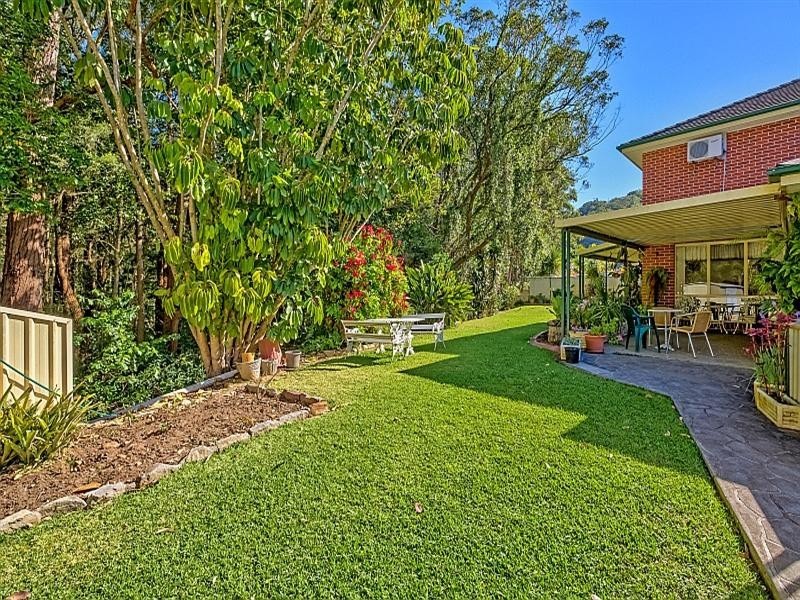 4 Manooka Road, Point Clare NSW 2250