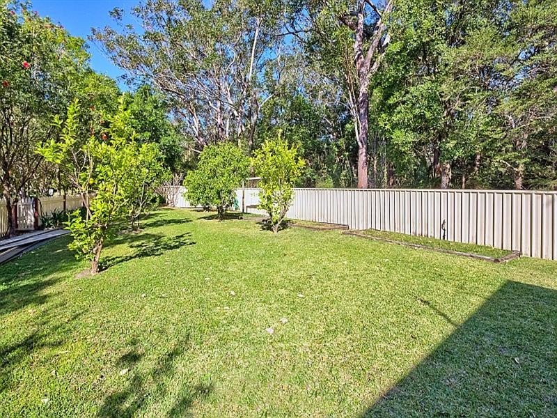 4 Manooka Road, Point Clare NSW 2250