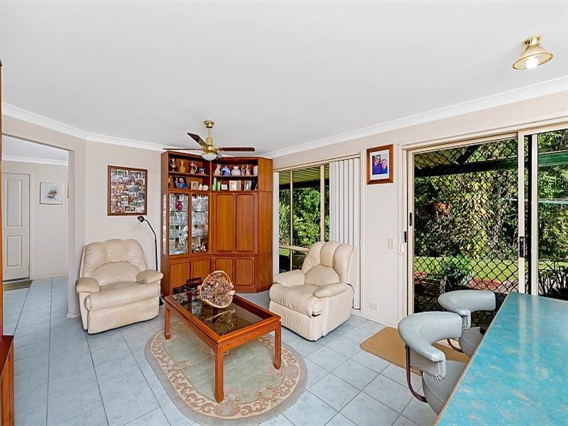 4 Manooka Road, Point Clare NSW 2250