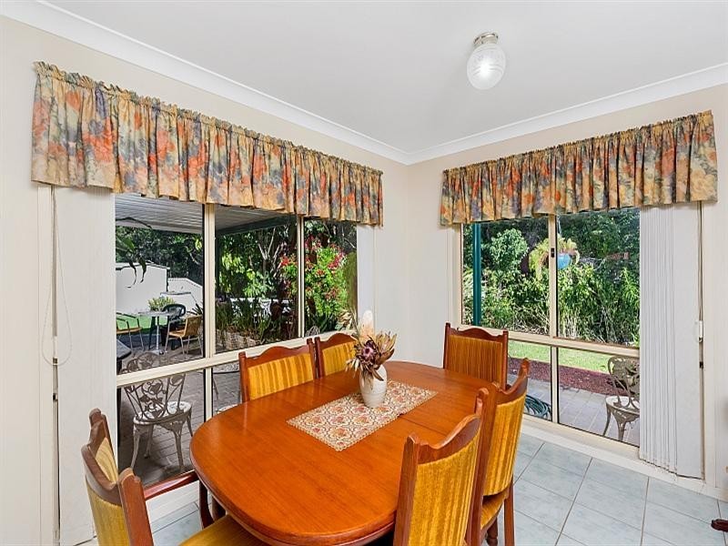 4 Manooka Road, Point Clare NSW 2250