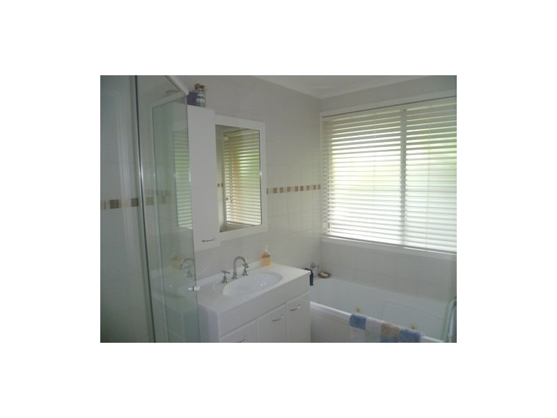8 Bayline Drive, Point Clare NSW 2250