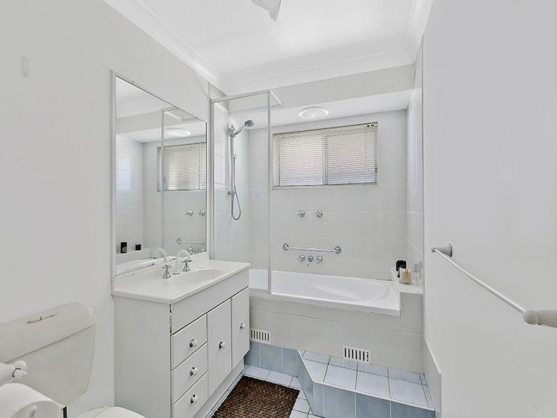 1/5-7 Broadwater Street, Point Clare NSW 2250