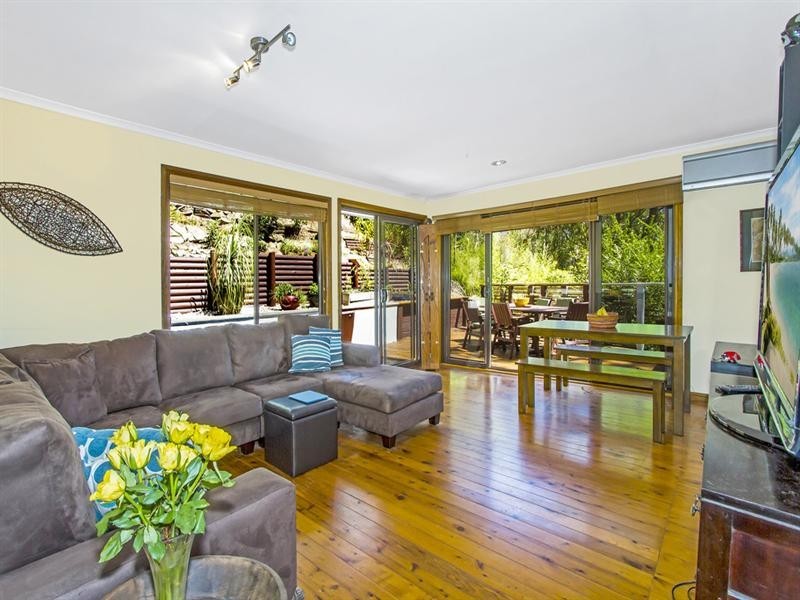 11 Coral Tree Place, Point Clare NSW 2250