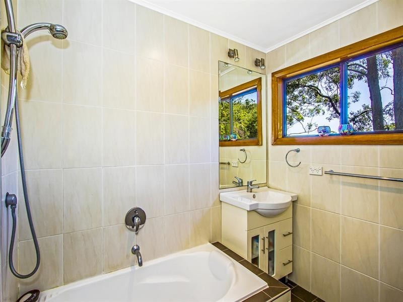 11 Coral Tree Place, Point Clare NSW 2250