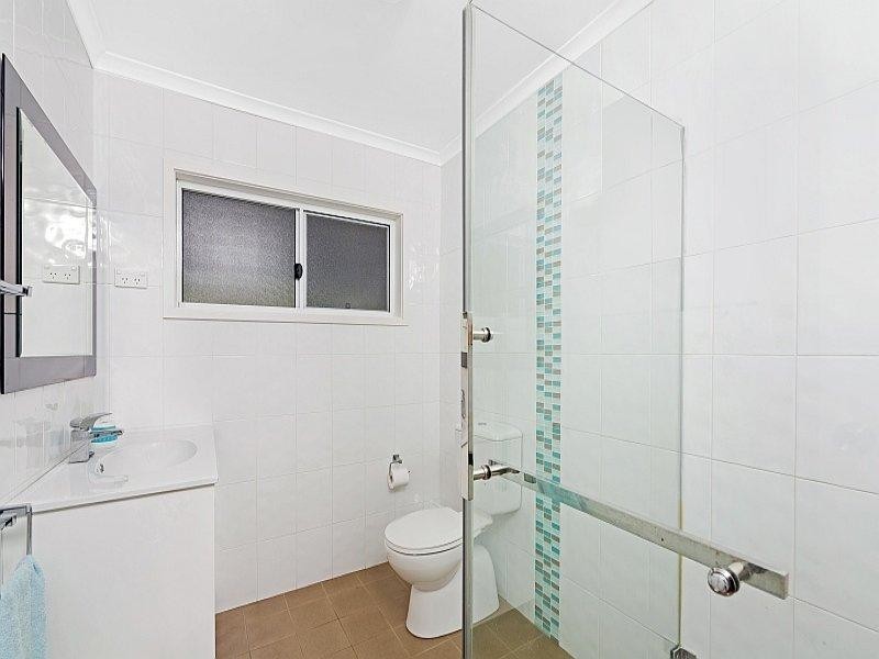 12 Collard Road, Point Clare NSW 2250