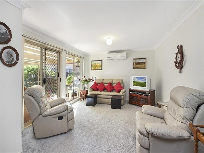 8 Wixstead Close, Point Clare NSW 2250