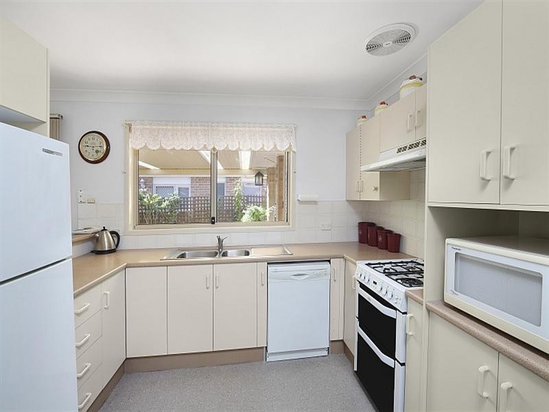 8 Wixstead Close, Point Clare NSW 2250
