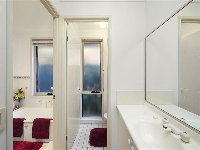 8 Wixstead Close, Point Clare NSW 2250
