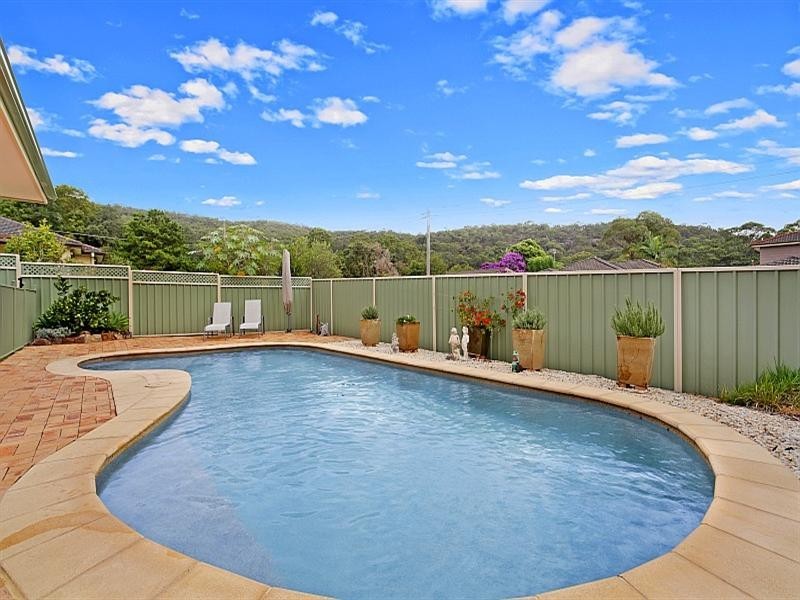 2 Amber, Point Clare NSW 2250