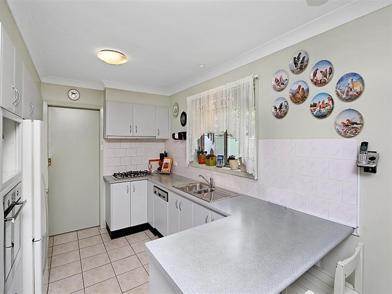 2 Amber, Point Clare NSW 2250