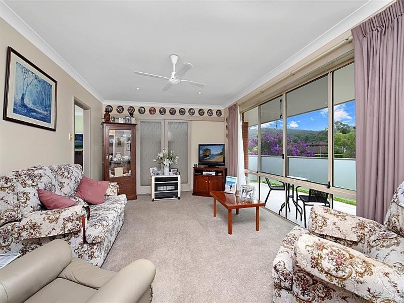 2 Amber, Point Clare NSW 2250