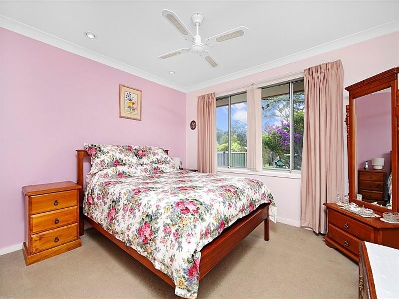 2 Amber, Point Clare NSW 2250