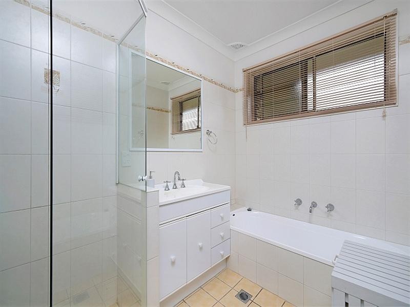 2 Amber, Point Clare NSW 2250
