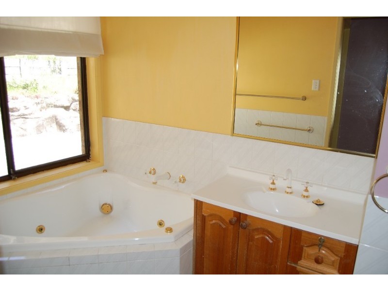 23 Henman Close, Point Clare NSW 2250