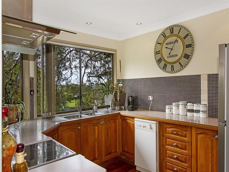 10 Shore Brace, Tascott NSW 2250