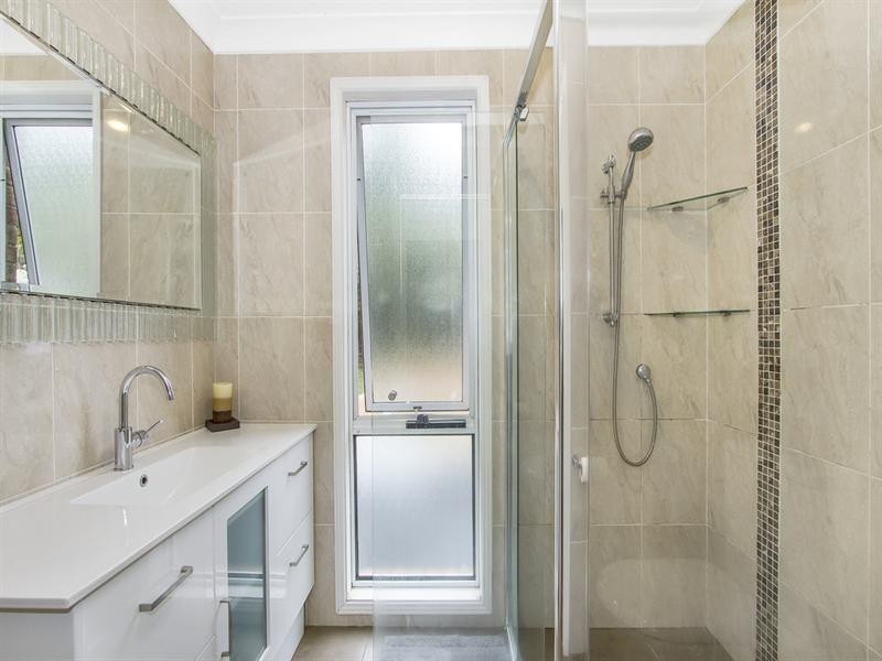 5 Oxley Place, Point Clare NSW 2250