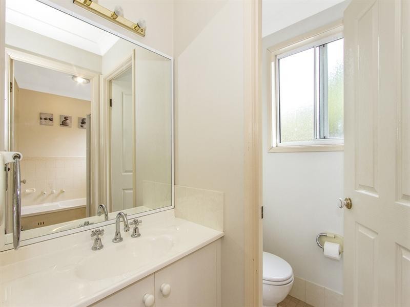 5 Oxley Place, Point Clare NSW 2250