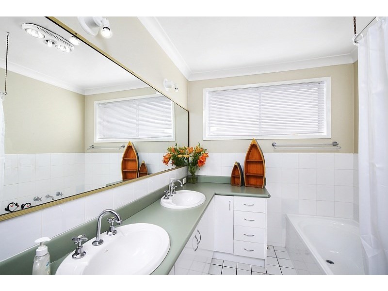 7 Althea Place, Point Clare NSW 2250