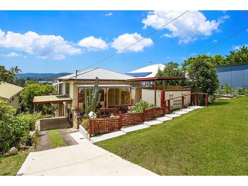 4 Hughes Street, Point Clare NSW 2250