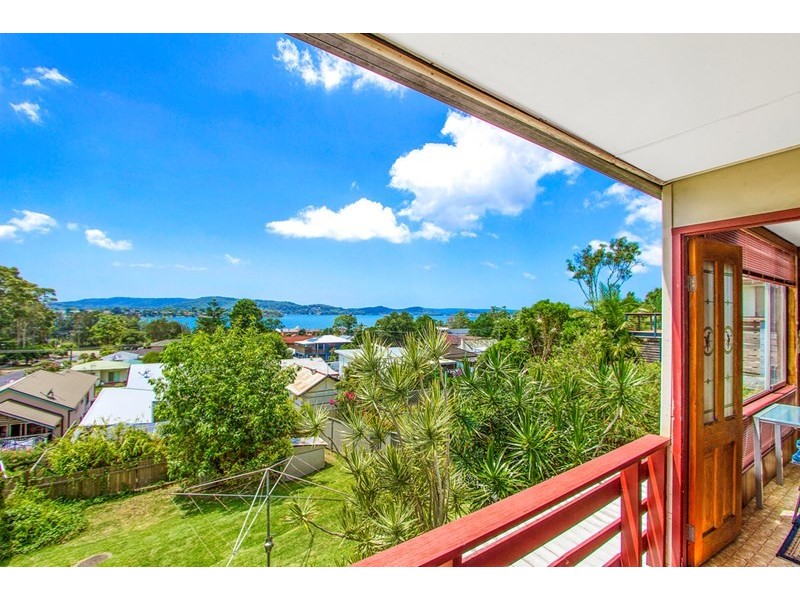 4 Hughes Street, Point Clare NSW 2250