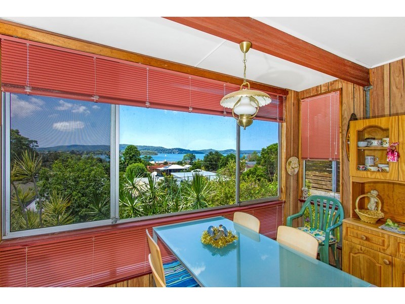 4 Hughes Street, Point Clare NSW 2250