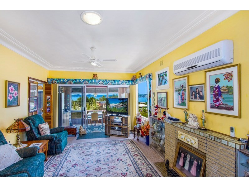 4 Hughes Street, Point Clare NSW 2250