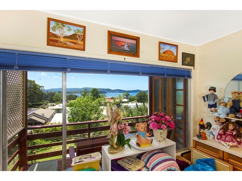 4 Hughes Street, Point Clare NSW 2250