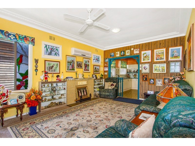 4 Hughes Street, Point Clare NSW 2250