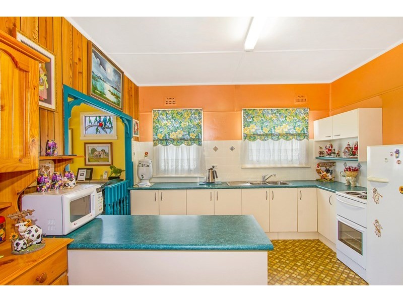 4 Hughes Street, Point Clare NSW 2250
